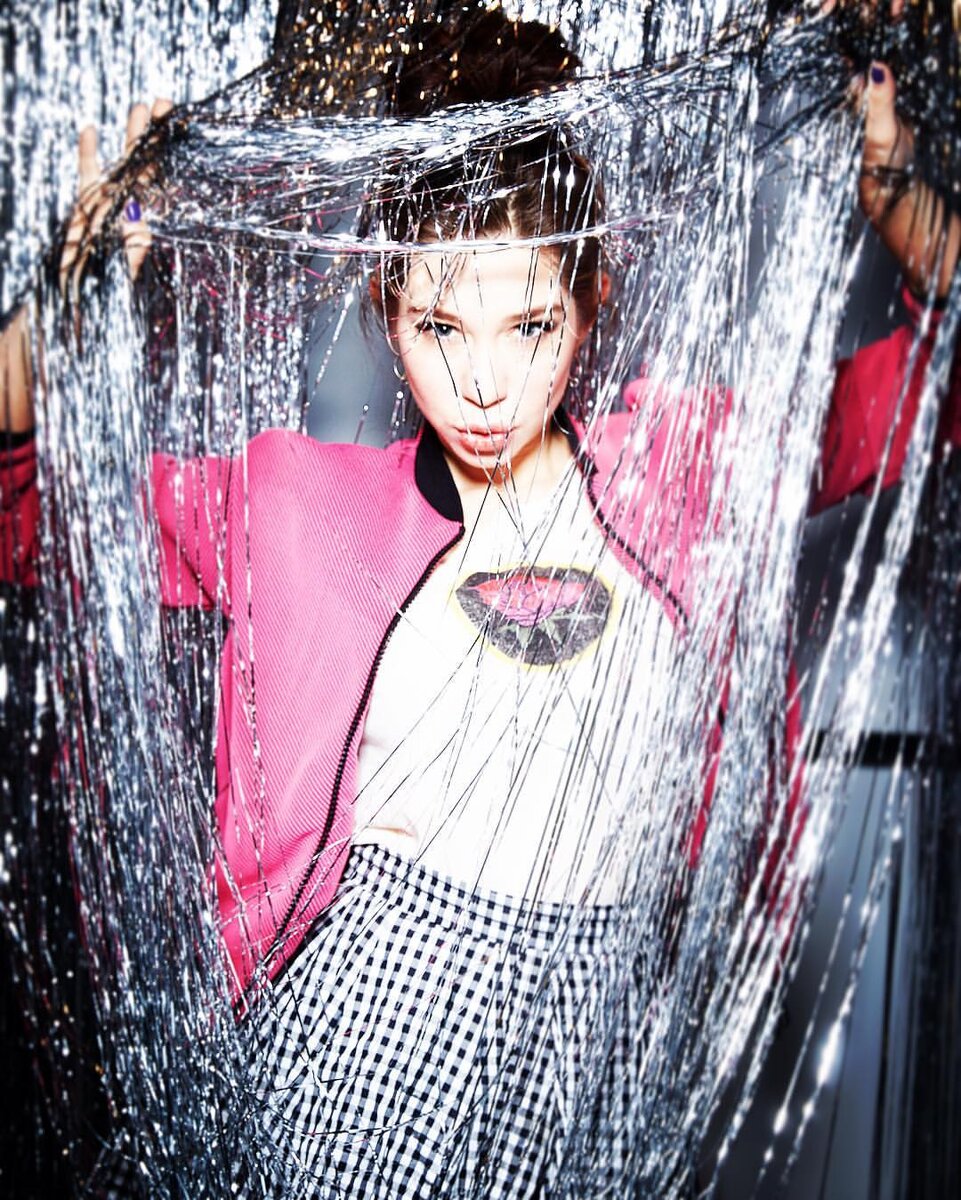 Чуть не каждый день в столице звезды шоу-бизнеса попадают под горячие руки своих фанатов.
Сразу двое актеров популярного сериала про жизнь кухонных работников подверглись агрессии со стороны недовольного но пьяного фаната их актерского дела.
Алина Алексеева спокойно отдыхала в «Винно-кофейном баре 45» со своим спутником, 27-летним актером Дергачевым (он тоже снимается в кино, дебютировав в ленте «По горячим следам», далее были работы в картинах «Я не смогу тебя забыть», «Озабоченные, или Любовь зла», «Ольга», «Гуляй, Вася!» и т.д.). Актеры — частые посетители бара.
Около полуночи к ним подошел незнакомый мужчина — это был 37-летний Даниил, житель переулка Сивцев Вражек, экономист по образованию). По словам Алексеевой, посетитель бара был вдрызг пьян и пустился в оскорбления. 
Так, мужчина называл Алексееву и Дергачева второсортными актерами и другими, не менее обидными словами. Артисты пытались делать вид, что ничего не происходит, но мужчина не унимался.
После словесных оскорблений он схватил Дергачева за шкирку, вытащил на улицу и стал избивать. Актер оборонялся от кулаков как мог, а Алексеева тем временем просила бармена срочно вызвать полицейских. 
До их приезда она попыталась отбить товарища — бросила обидчику в голову бокал (впрочем, по версии пострадавшего, это была бутылка, помимо этого, девушка вроде бы огрела дебошира палкой по спине). Оппонент в ответ ударил Алексееву по лицу.
Удар тем не менее охладил пыл агрессора, и он вскоре покинул место драки — поехал в НИИ Склифосовского снимать побои (врачи нашли ушиб темени, травму предплечья). Ушибы зафиксировали и актеры — у них травмы мягких тканей. Встретились они все вместе уже в отделении полиции, где написали заявления с просьбой провести проверку. 
Впрочем, протрезвев наутро, Даниил заявил, что не может вспомнить ночных событий, так как был сильно навеселе, и извиняется за некрасивый поступок. Что касается актеров, то после пережитого шока они отсыпались полдня.