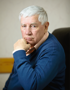  — У нас нет проблем с реализацией молока. Ежедневно в Новосибирск поставляем по 100 тонн, а заявки к нам поступают на 120 тонн (в целом Новосибирск в сутки «съедает» около 300 тонн молока. — ред.). Плюс возим в районы области. При этом продаем молоко по хорошей цене (цена — коммерческая информация компании. — ред.). Поэтому нам нет смысла вывозить свою продукцию за пределы региона — есть резерв внутри территории, — рассказал Infopro54 председатель ЗАО «Племзавод «Ирмень» Юрий Бугаков.