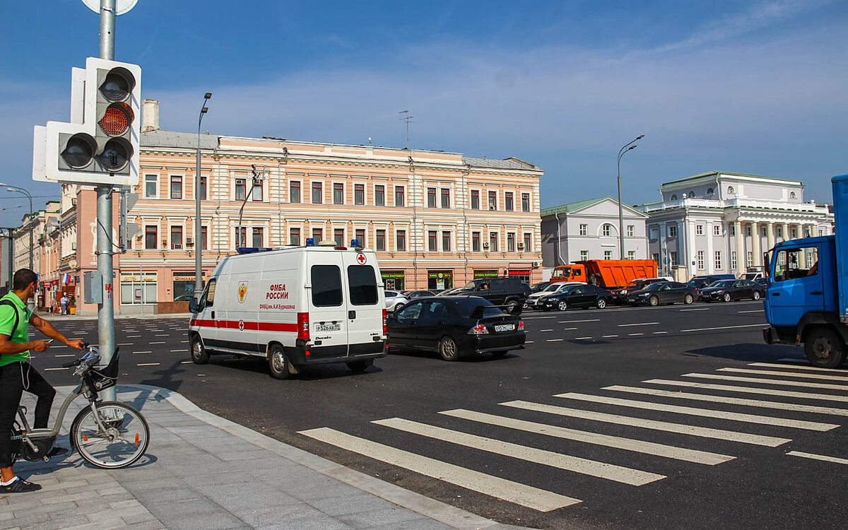 Чтобы не попасть в неприятную и опасную ситуацию, при приближении к перекрестку нужно быть внимательным и готовым к быстрой остановке.