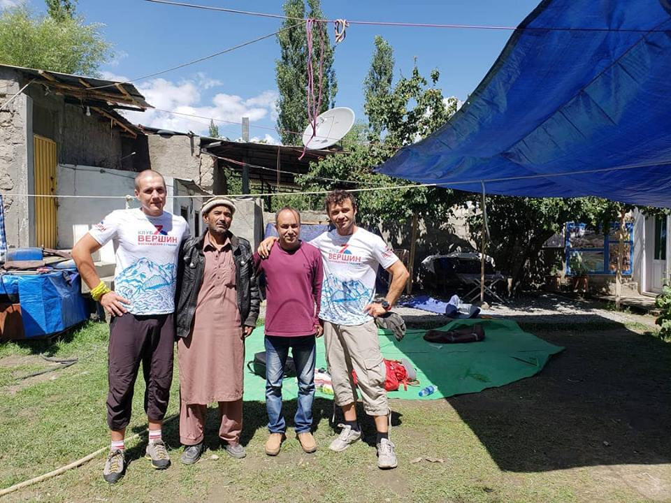 Сергей Глазунов (крайний слева) и Александр Гуков (крайний справа) перед восхождением на Латок-1 (instagram/gukovalexander)