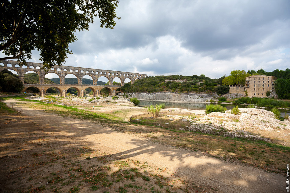 Акведук Пон-дю-Гар (Pont du Gard). Вид с правого берега и восточной стороны.