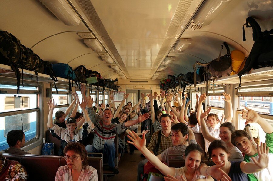 Поезд полными вагонами. Пассажиры в электричке. Пассажиры в вагоне поезда. Люди в поезде. Поезд внутри с людьми.