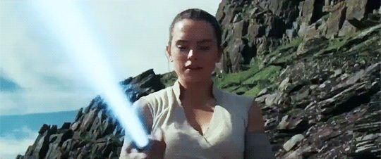 Дэйзи Ридли в роли Рей