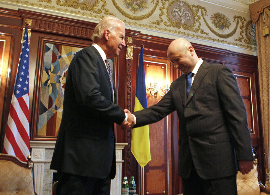 Глава майданутой "свободной" Украины не забывает - у кого с рук кормится.