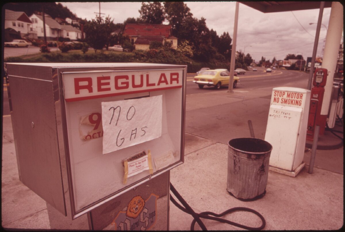 1973 год сша. Нефтяной кризис 1973 США. Топливный кризис в США В 1970-Х. Энергетический кризис в США В 1973. Кризис 1973 года.