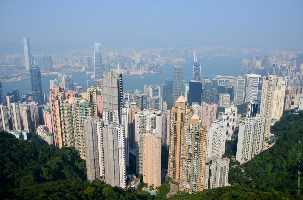 
Думаю всем знаком завораживающий вид Гонконга с пика Виктория. Добраться сюда просто и легко. Самый распространенный путь, воспользовавшись услугами фуникулера Peak Tram,  или общественным транспортом вроде автобуса или такси. Самый необычный, но не менее интересный путь, хотя и утомительный - пешком, по Old Peak road. 
