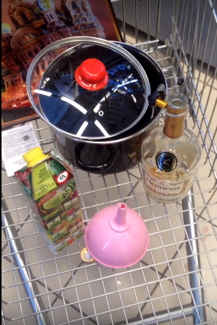 Сообразительные воришки вынесли бутылку Hennessy XO благодаря нехитрому набору, который представлен на картинке выше. Злоумышленники нашли слепую зону в магазине и приступили к нехитрой процедуре. Перелили сок в кастрюлю, открыли бутылку и ее содержимое при помощи лейки перелили в пустую упаковку сока, после чего спокойно оплатили сок на кассе и вышли с элитным алкоголем. Сотрудник магазина утверждает, что впервые видит такую схему по добыче алкоголя.