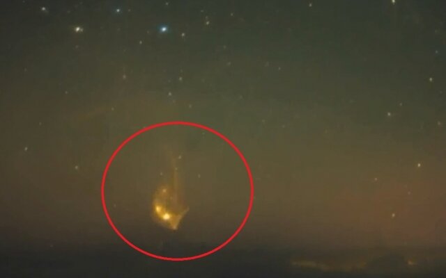 В сети появилась запись, изображающая нормальное звездное небо над Тихим океаном, сфотографированное с помощью правильно установленной камеры. Первоначально все выглядит нормально, но на мгновение в объективе появляется нечто необычное. 
 Даже если мы предположим, что настройки камеры и, в частности, дисплей, благоприятствовали появлению необычно ярких звезд, тогда что-то вроде этого не должно регистрироваться в камере.
  
 Я должен признать, что то, что вы видите, очень необычно, и вы даже не знаете, как описать, что вы записали. Известно, что запись была сделана 17 ноября этого года. Неизвестная структура света, который внезапно появился, развился, а затем внезапно исчез, уменьшившись до формы звездного света.
