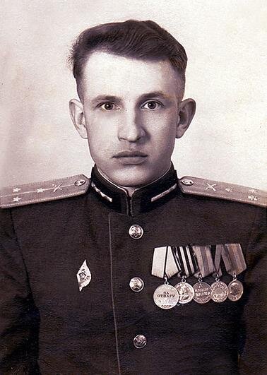 Старший лейтенант Чубарых Николай Иванович. Награжден медалями "За отвагу", "За победу над Германией", "За взятие Будапешта", "За освобождение Белграда", "30 лет Советской Армии". На правой стороне груди - знак за окончание артиллерийского училища.                                                                                                                                                                          Снимок выполнен в 1949 году. 