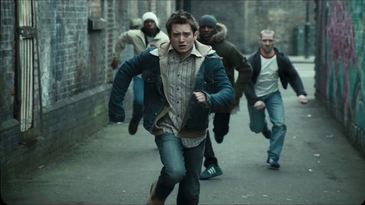 Определенно, в Мордоре наш легендарный хоббит и то чувствовал себя безопаснее. 