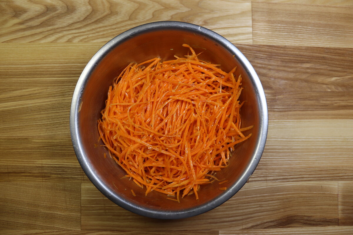 Морковь по корейски состав. Морковь по-корейски рецепт в домашних условиях. Морковь по-корейски рецепт в домашних условиях быстро и вкусно. Размер моркови для морковки по-корейски. Рецепт моркови по корейски в промышленности.