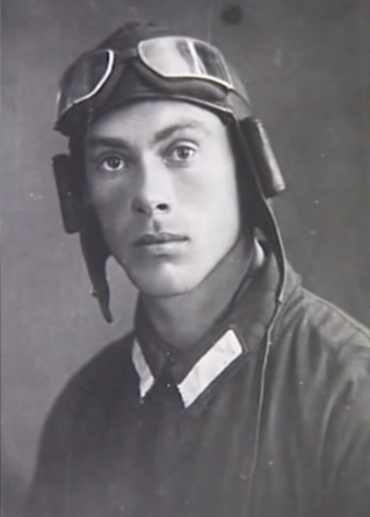 Погиб 1941 тогда ему было 34 года. Вражеский снаряд подбил самолет и пробило бензобак и тогда он направил свой горящий самолет на механизированную колону врага. А. А. Бурденюк,  Г. Н. Скоробогатов  А. А. Калинин все члены экипажа погибли.