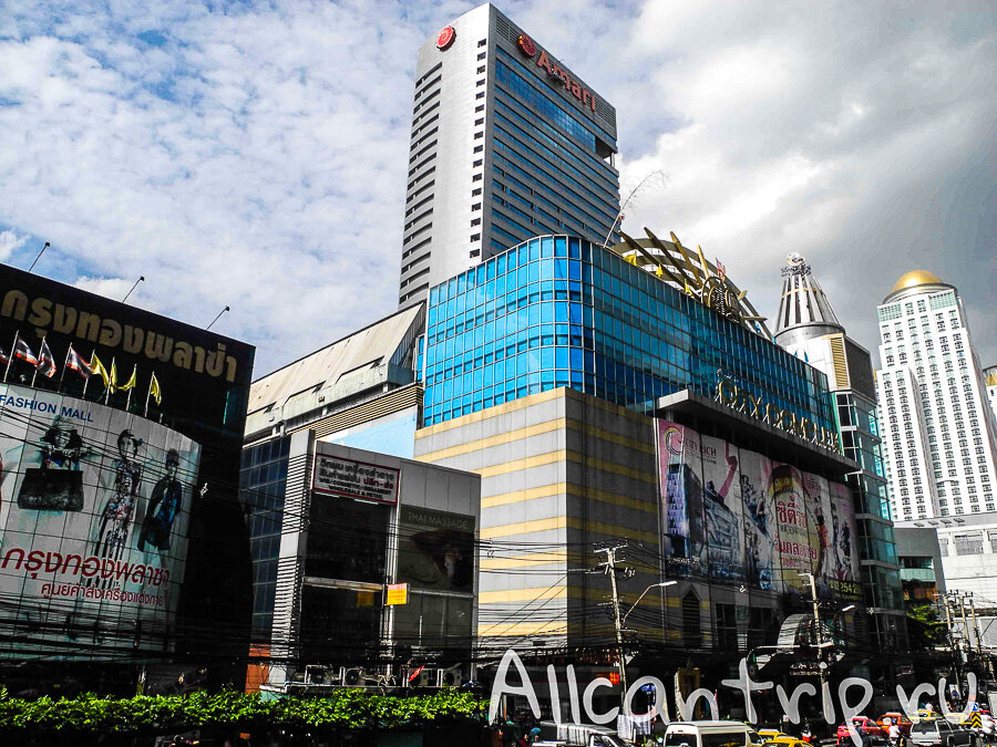 
Широкие улицы удобно переходить по надземным переходам, один из них как раз видно на фото: