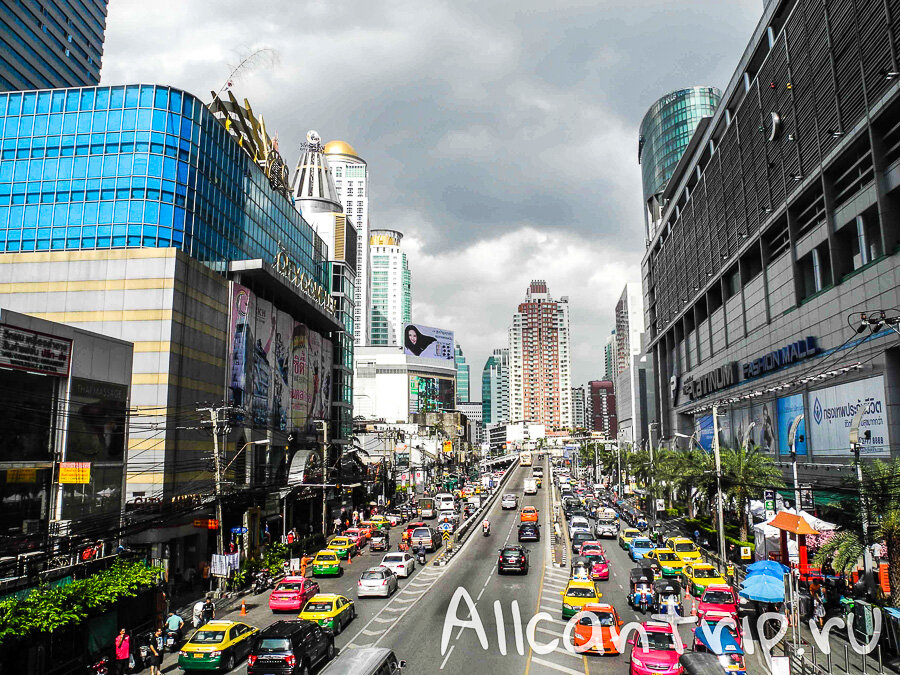 
Царство стекла и бетона, почему-то именно такие виды меня вдохновляют, особенно на контрасте с деревенскими пейзажами (как раз перед Бангкоком мы были в лаосском Ванг Вьенге), видимо, полезно иногда менять окружающие декорации, мозг переключается, в голову приходят новые идеи. И хотя я обожаю природу во всех ее проявлениях, в мегаполисах я чувствую энергетический подъем, активность резко возрастает, и неважно, Москва это, Куала-Лумпур или замечательный Бангкок