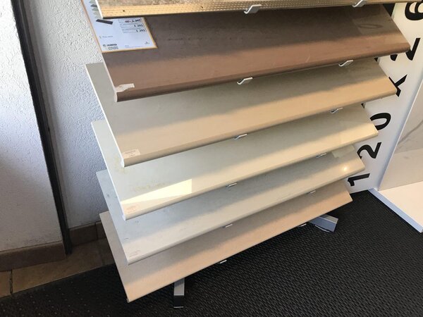 Это ступени из керамогранита. Но как они похожи на подоконники, не правда ли? Вандалостойкость на уровне! Разве что размер ограничен...