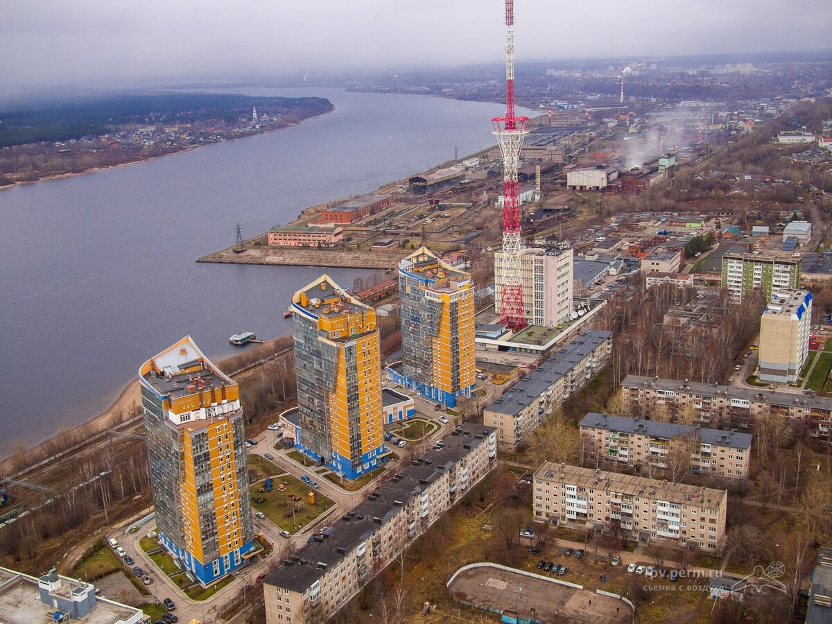 2. Жилой комплекс "Паруса над Камой" и вышка Ростелекома.