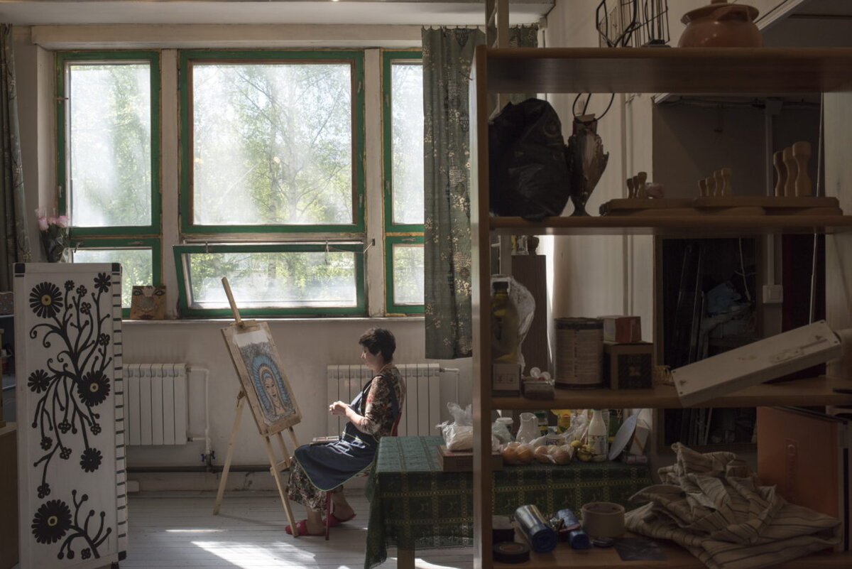 Ирина на занятиях по живописи. Фото: Дарья Козырева для ТД