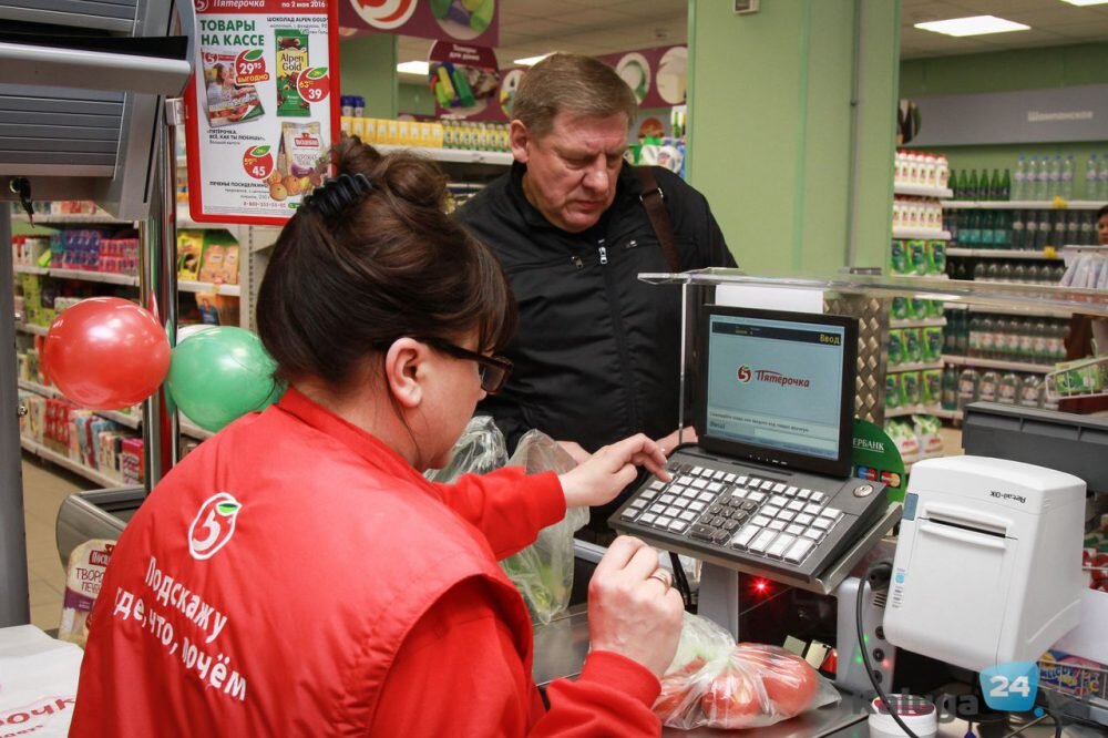 Взгляд из глубины. Кассир в пятерочке. Фото для примера из источника kaluga24.tv 