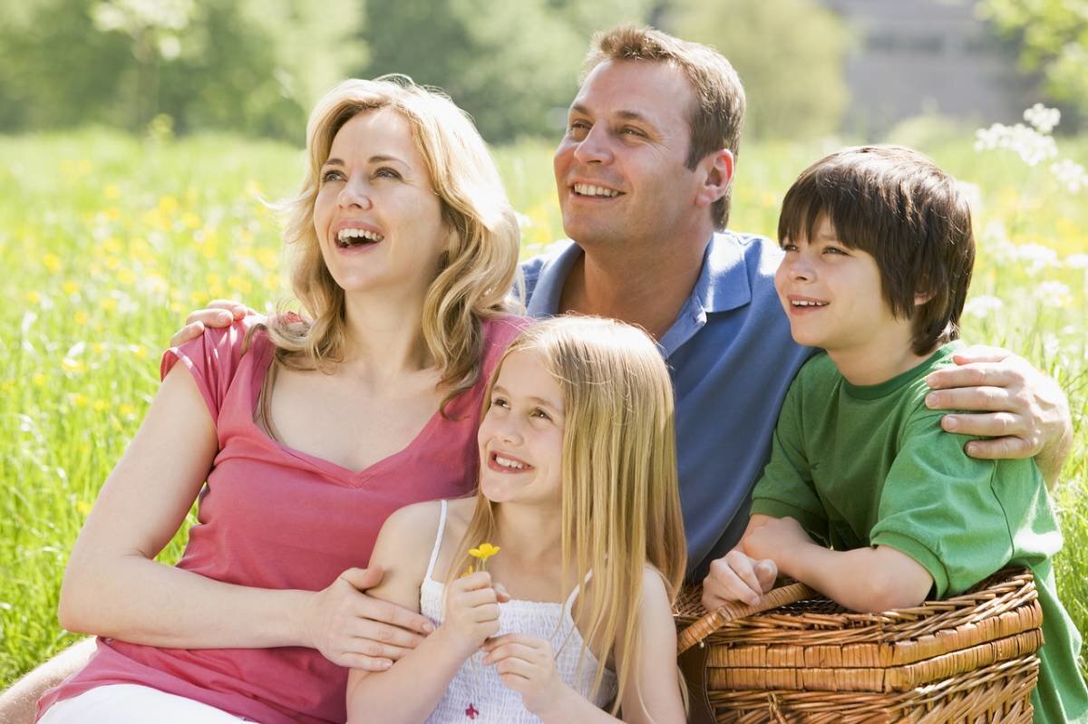 Родители и дети. Радостные дети с родителями. Счастливая семья. Счастливые дети и родители.