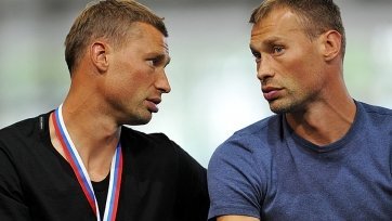 Как сообщает Р-Спорт, в расположение «Витесса» прибыли экс-игроки ЦСКА алексей и Василий Березуцкие. Сегодня они начинают работу в тренерском штабе «Витесса».
