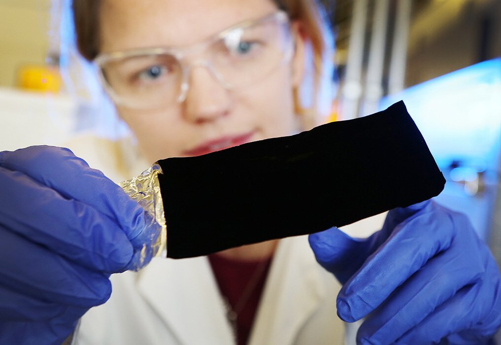 Vantablack считается самым черным из известных веществ. Поглощает 99,965% падающего на него видимого света, микроволн и радиоволн. Для сравнения: самый чёрный уголь поглощает 96% света.