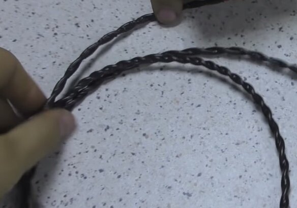 Если у вас два одножильных провода разного цвета , а вам необходим один двухжильный , есть способ как это исправить с помощью шуруповёрта и изоленты. 