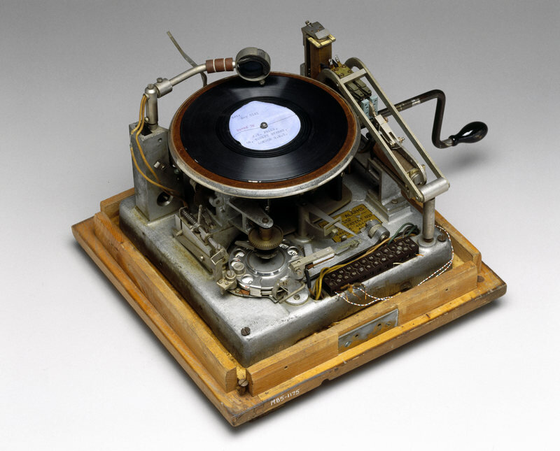 Представьте что вы в Англии 1940х годов. Могли бы вы подумать что при ограблении банка вас поймают с помощью граммофона? 