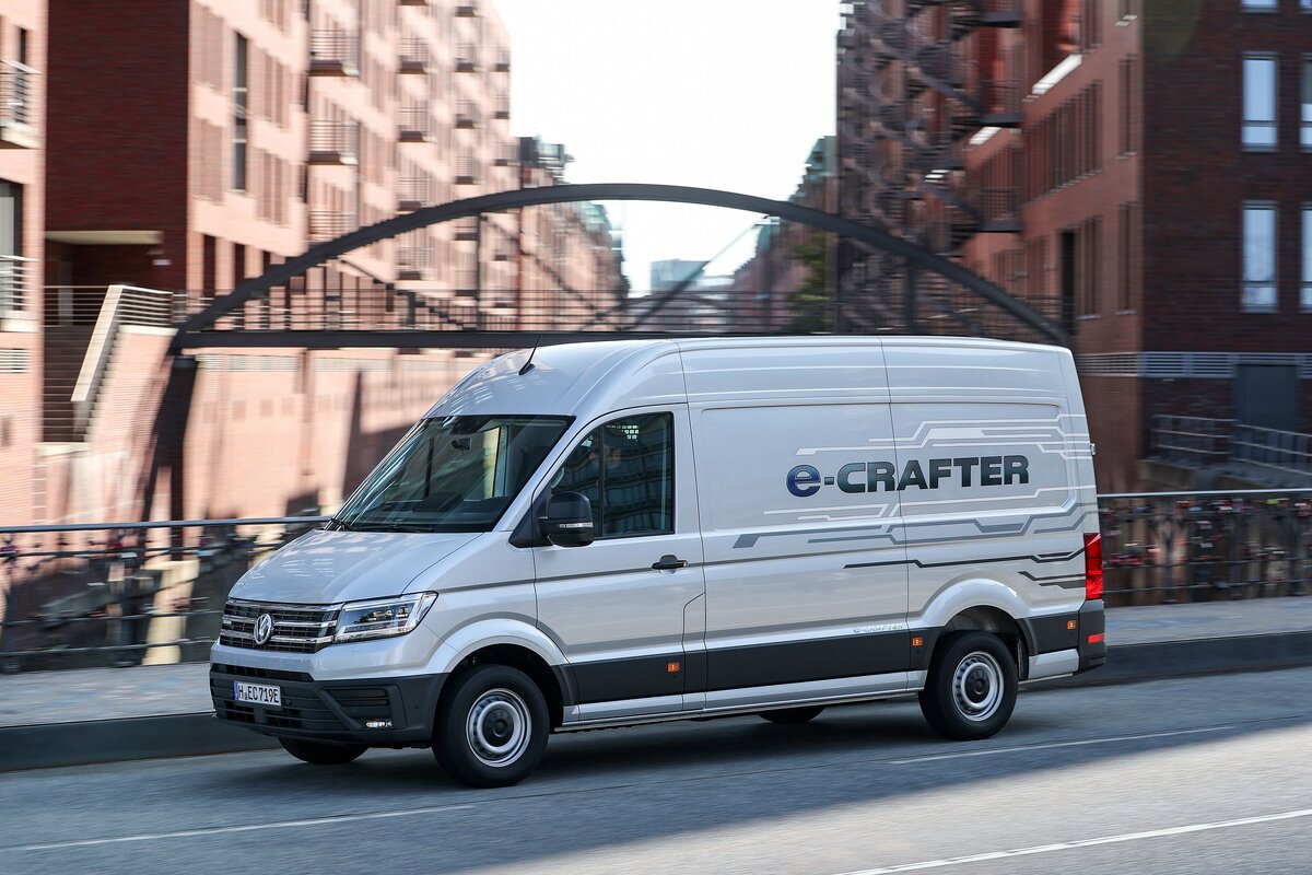 E van. VW E-Crafter. Фольксваген Крафтер электромобиль. Фольксваген Crafter е311мв08. Коммерческий транспорт Фольксваген Крафтер.