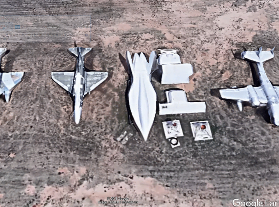 Это оказался макет самолета-стелса F-18, используемый в качестве цели для радаров. 32° 9'4.44"N 110°50'36.42"W