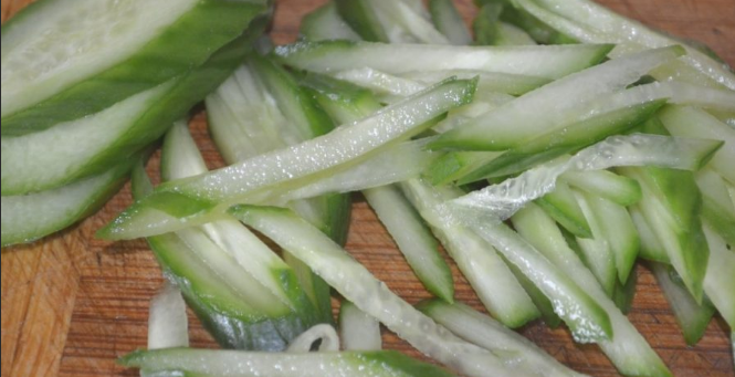 огурцы соломкой фото:povar.ru