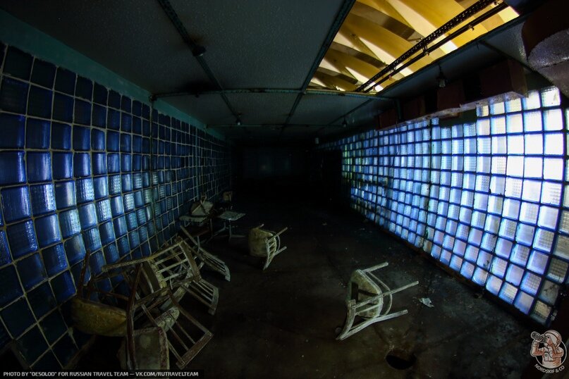 космическая лаборатория. киберпанк бункер. оружейная комната. штаб база sci fi. оружейная лаборатория.