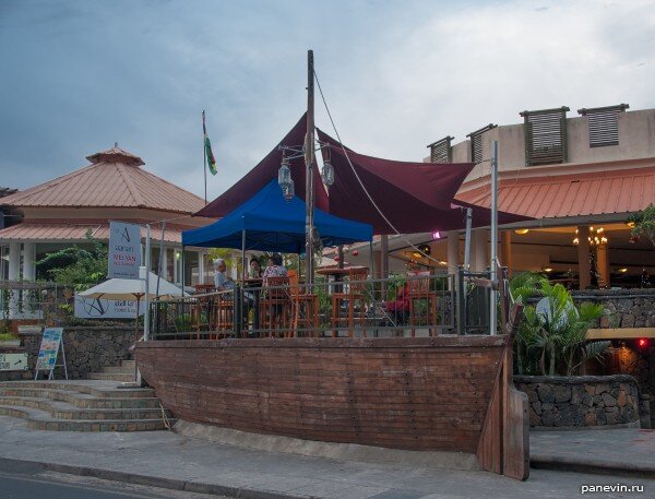 Уличная веранда кафе в виде лодки. 