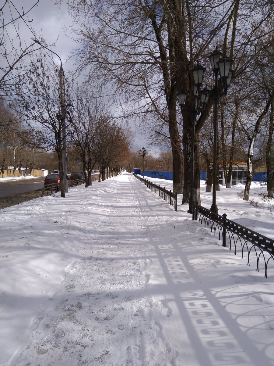 Набережная, напротив церкви, ведет на мост через р.Тверца