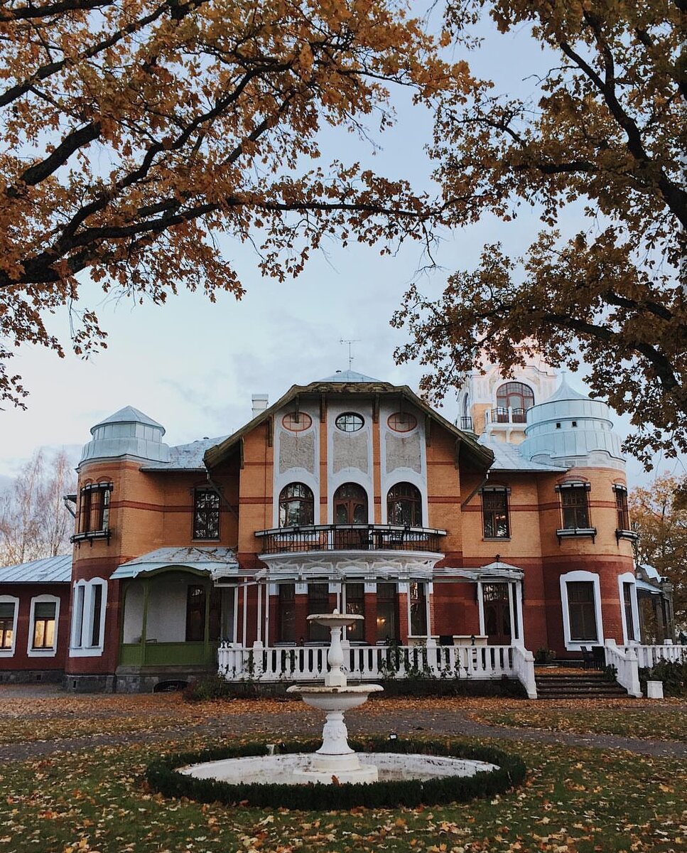 Маленькая усадьба. Старинная усадьба. Красивые российские усадьбы. Старый особняк. Небольшая усадьба.