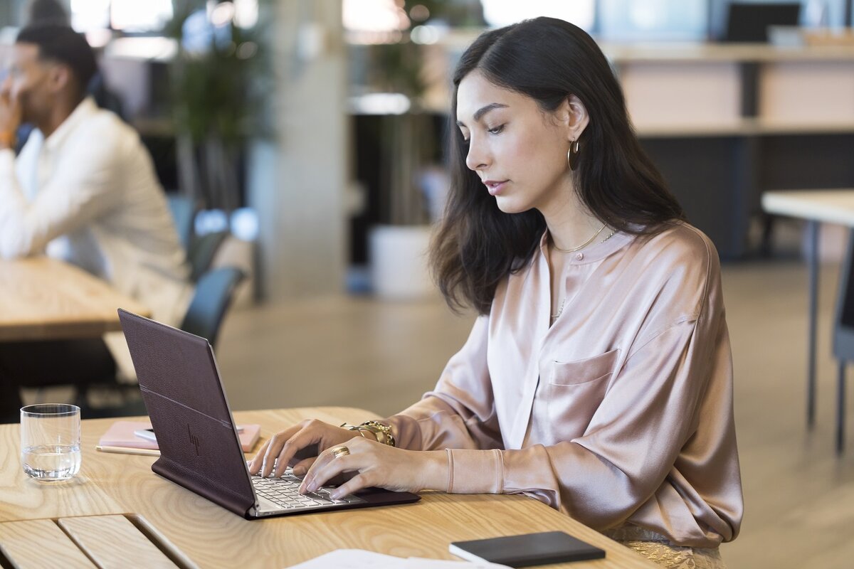 Компания HP выпустила на российский рынок новый ноутбук под названием HP Spectre Folio. Фишкой новинки стал кожаный корпус с декоративным швом и металлическим каркасом. 
При весе в 1,47 кг HP Spectre Folio получил 13,3-дюймовый сенсорный Full HD -дисплей с защитным стеклом Corning Gorilla Glass NBT, процессоры семейства Intel Core i5 и i7 восьмого поколения, до 16 гигабайт оперативной памяти, SSD-накопитель на 256 ГБ и до 2 ТБ HDD-памяти. Также имеется гигабитный LTE-модуль, слот для nano-SIM и поддержка двух карт eSIM.