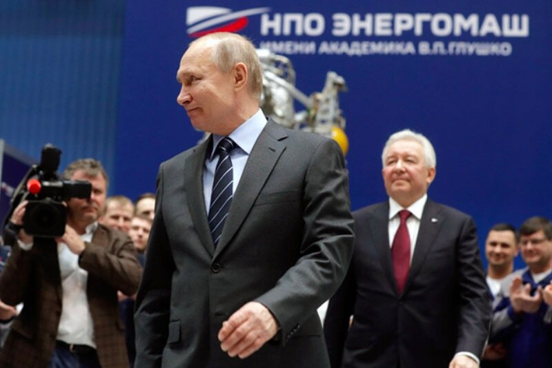 На заседании Совбеза РФ президент РФ Владимир Путин призвал представителей отрасли не топтаться на месте, не упоминать постоянно о прежних достижениях. И у президента есть масса причин критиковать отрасль - можно многое вспомнить: от рыночной стратегии до обычных хищений.