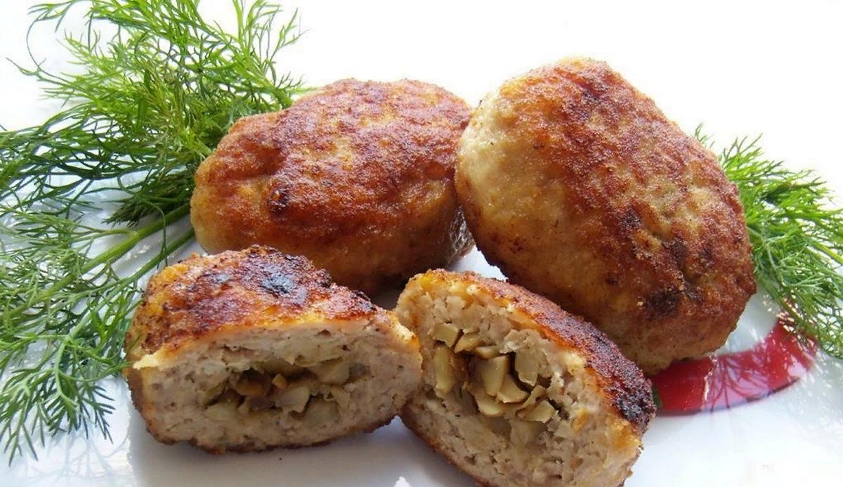 Котлеты из грудки с грибами. Мясные котлеты с грибами и сыром. биточки с грибами. куриные котлеты с грибами.