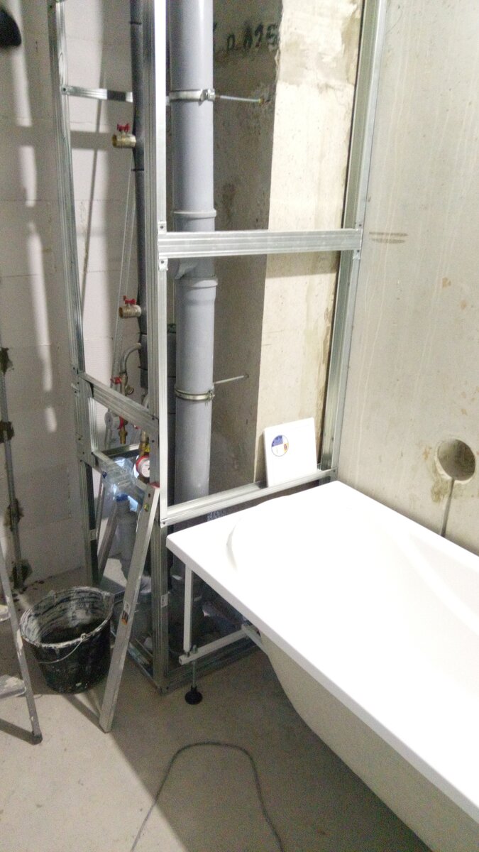 На горизонтальную перекладину будет дополнительное крепление ванны.