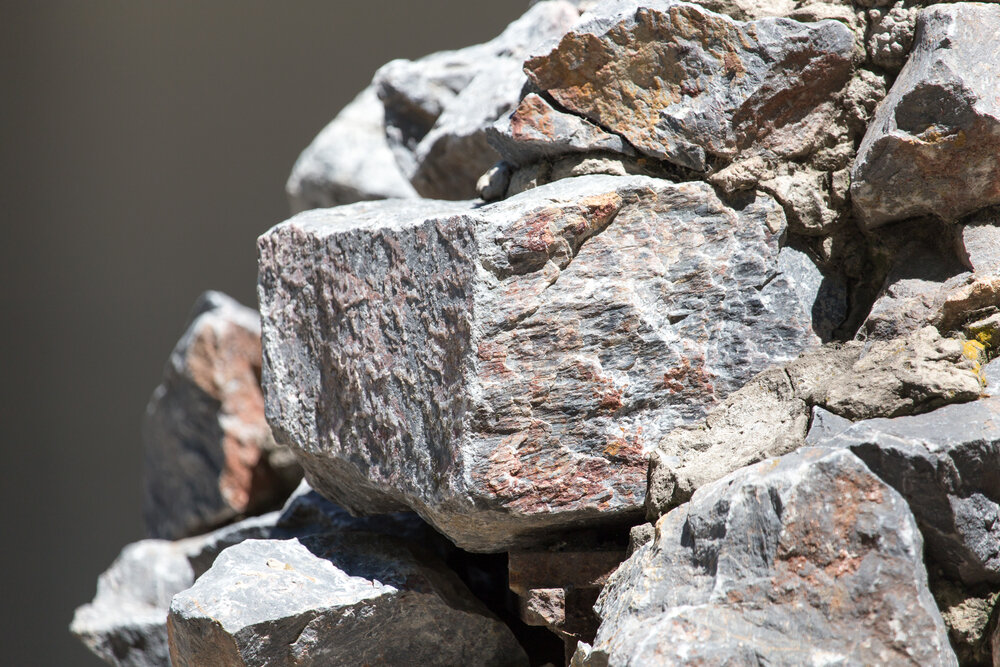 плюс камень. циозит бусины. турмалин украшения. сиенит порфир. камни плюс.