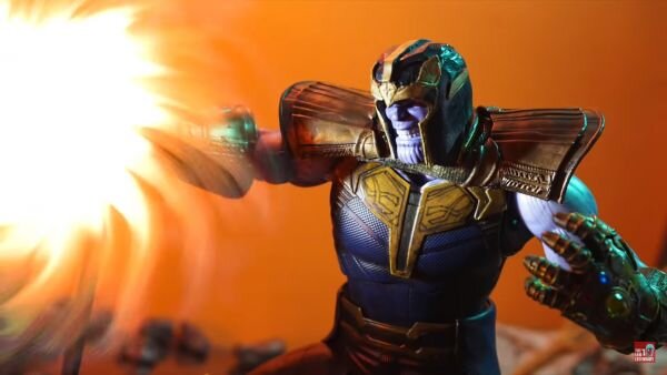          Кадр из видео "Endgame: Captain America vs Thanos Scene Stop-Motion Recreation"