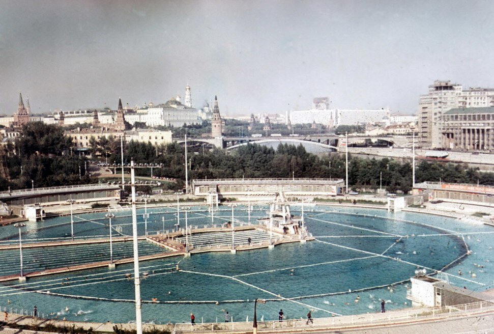Бассейн москва храм христа спасителя. Вода для бассейна москва. Бассейн чайка лужники. Открытый бассейн храм христа спасителя. Бассейн чайка в москве.