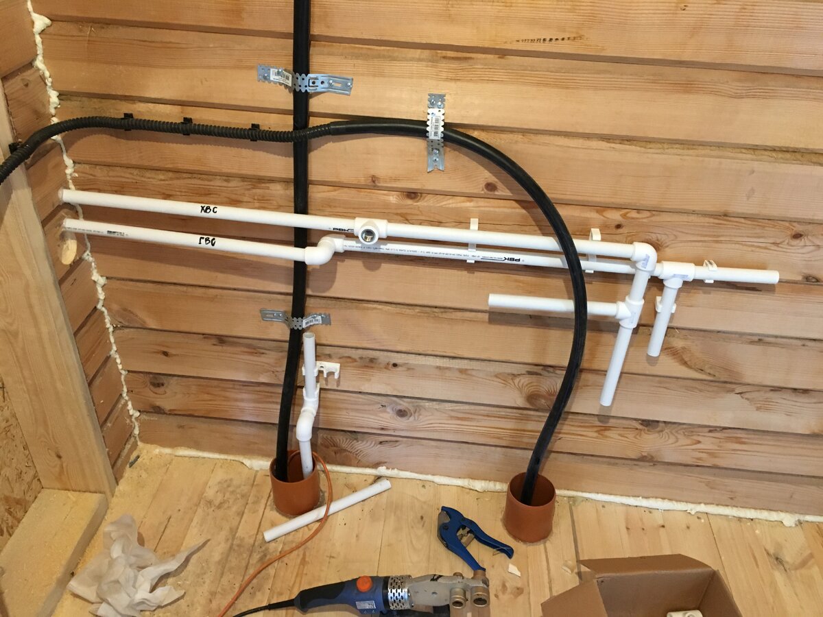 Cлева выполнен ввод летней воды. Оставил место под  кран, фильтра, гидробак, насос и реле давления.  Трубы ПНД - это уберется. Временная мера.