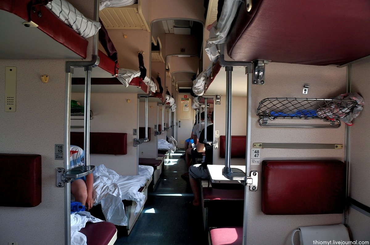 12 лайфхаков, которые сделают поездку в плацкартном вагоне комфортнее - Лайфхакер