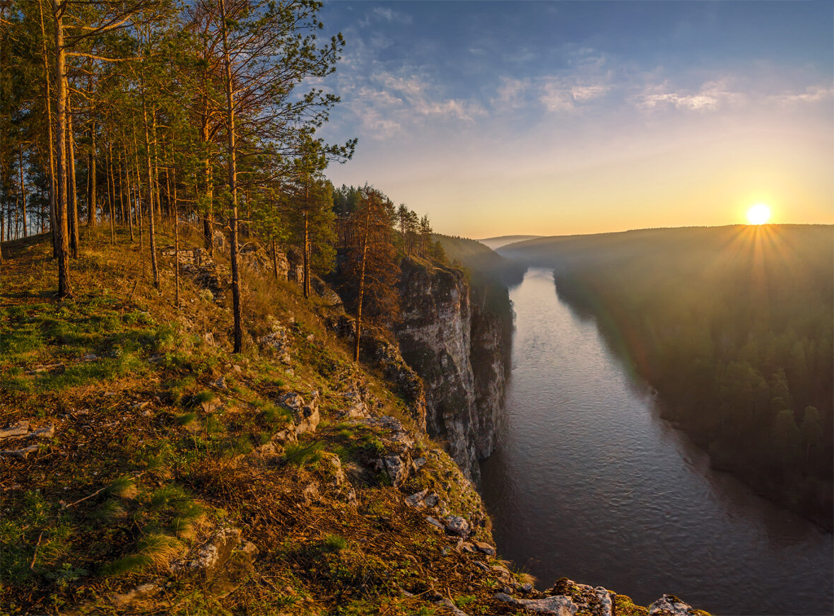 Район выделяется оздоровительными функ­циями по обеспечению отдыха местного населения крупных городских агломераций (Свердловская, Челябинская, Перм­ская, Уфимская). Район отличается развитой сетью ведомственных баз отдыха, которые преобладают в структуре рекреационных учреждений (свыше 40 %); садоводческие кооперативы составляют 15 % фонда страны, а рыболовно-охотничьи базы — более 16%. Туристско-экскурсионное обслуживание развивается динамично. В районе сконцент­рировано около 5 % емкости туристских учреждений стра­ны, около 9 % местных туристских маршрутов, обслужива­ется свыше 3,5 % экскурсантов. Урал активно посещается самодеятельными спортивными туристскими группами. 
Рекреационные ресурсы Урала представлены разнообразными ландшафтами-—от горно-таежных до степ­ных. Этому способствуют значительная протяженность рай­она, горный рельеф, широкое развитие карста.

Продолжительность благоприятного периода для летних видов отдыха возрастает от 60 дней на севере района до 120 — на юге. Комфортный период составляет 20 дней в северной части, 30—40 в средней, до 50 дней — в районе Оренбурга, а на самом юге из-за жарких дискомфортных погод опять уменьшается до 30 дней. Купальный сезон уве­личивается от 30 дней на севере до 90 на юге. Для разви­тия зимних видов туризма условия крайне неодинаковы. В северных районах мощный снежный покров (70—80 см) залегает около полугода (170—185 дней), в южной части зимы малоснежны (мощность покрова 30—40 см), с силь­ными метелями.

Речная сеть гуще в западной части района. Она пред­ставлена реками Камой, Белой, Уралом, Чусовой с прито­ками, которые используются для водного туризма. Озер немного, основная часть расположена на восточных скло­нах Урала, в Челябинской области. Крупнейшие из них — Увильды (68,1 км2), Чебаркуль (19,8 км2) и др. В районе много искусственных водохранилищ (крупнейшее Кам­ское), прудов.

Леса преобладают в северной части Урала. В Оренбургской области пре­обладают степные ландшафты.

Лечебные ресурсы представлены хлоридно-натриевыми и сульфатными кальциевыми водами курорта Красно-усольск в Башкирии, а также курорта Варзи-Ятчи в Удмур­тии. В Пермской области выявлены сульфидные хлоридные натриевые рассольные воды на курорте Усть-Качка, суль­фидная минеральная вода имеется на курорте Ключи.

В Свердловской области распространены слабосульфидные хлоридно-натриевые воды, которые используются на курор­те Нижние Серги, перспективны Талицкое, Туринское, Тав-динское месторождения термальных хлоридных натриевых иодо-бромных вод. В Челябинской области выявлены радо­новые сульфатно-гидрокарбонатные воды (курорт Увиль-ды). В Башкирской АССР находятся уникальные источни­ки естественных горячих паров (40—50 °С) (гора Янгантау) и сухих газов (60—70 °С), которые применяются для паро­вых и суховоздушных ванн. В районе имеются значитель­ные запасы лечебных грязей. На севере они представлены минеральными торфяными грязями (запасы в Удмуртской АССР около 130 тыс. м3), в Пермской области — 350 тыс. м3, на юге — сульфидными иловыми грязями и сапропелями. Крупнейшими являются Суксунское месторождение суль­фидной иловой грязи в Пермской области в 12 км от курор­та Ключи, сапропелевые грязи оз. Молтаево в Свердлов­ской; Большой и Малый Бугодак, Акачкуль (запасы около 2 млн. т) в Челябинской. Район имеет ресурсы для кумы­солечения.

Абдуллина