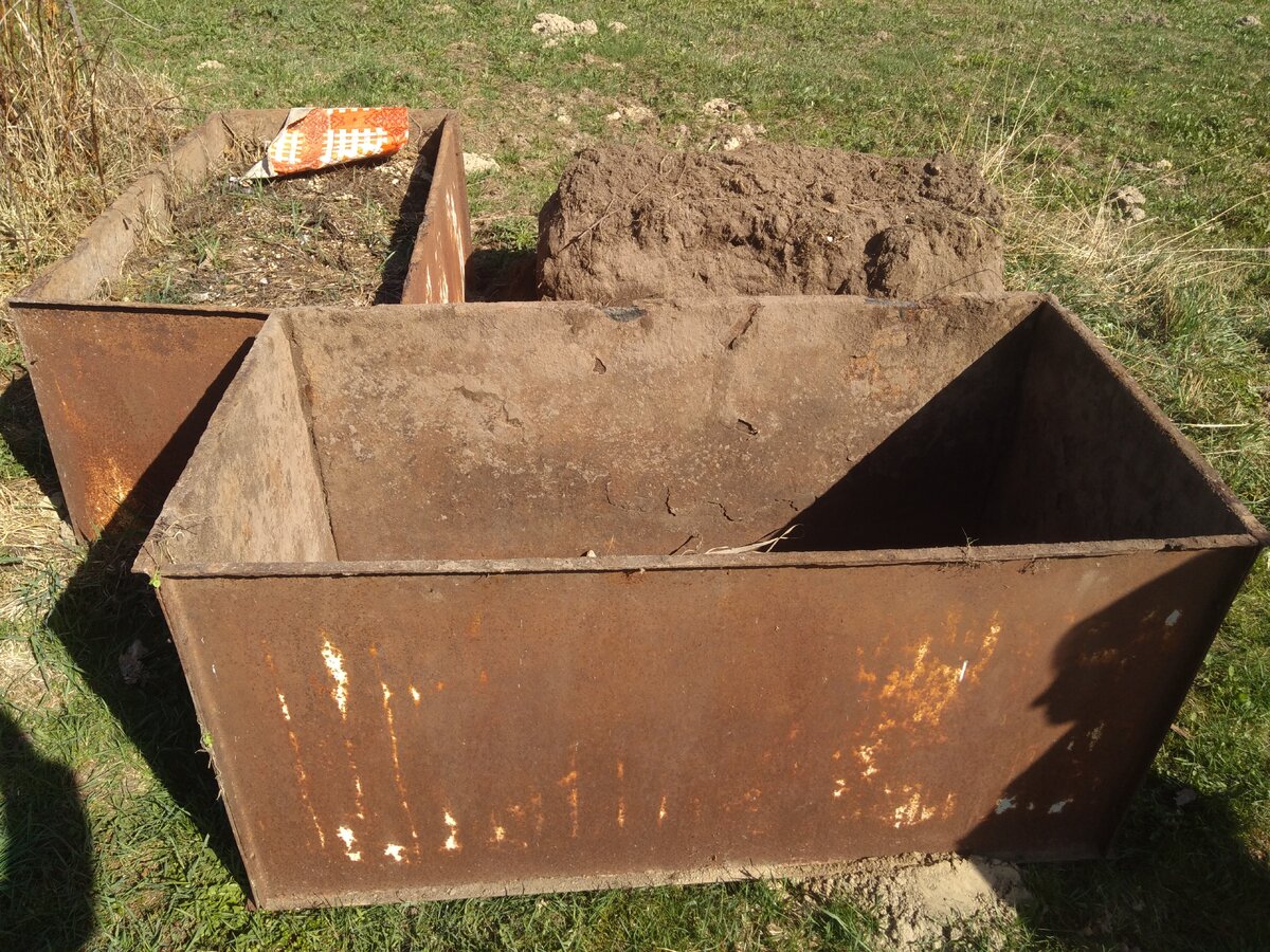 Подскажите, пожалуйста, как сделать компостную яму из металлической бочки?