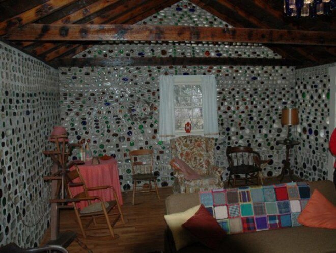 Дом из стеклянных бутылок. Фото с сайта https://izent.ru/