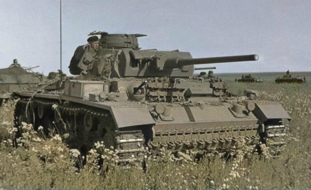 Танк Pz.Kpfw. IV Ausf. L 11-й танковой дивизии (11.Panzer-Division) вермахта в поле на Восточном фронте. 1942—1943 гг. Фотография использована в качестве иллюстрации.