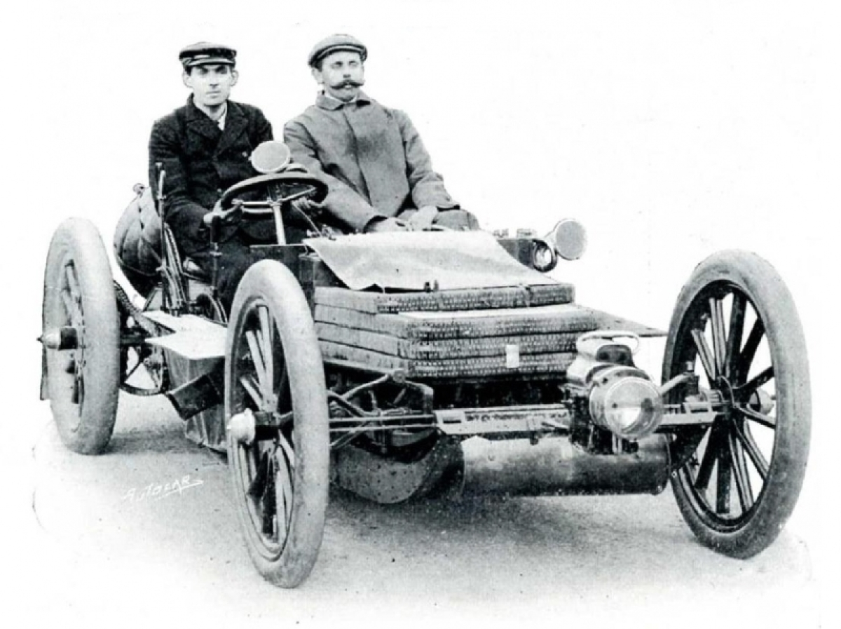 More cars earlier. Машина 1902. 1902 Год. BMW 1902 года. Первые автогонки Кишинев.