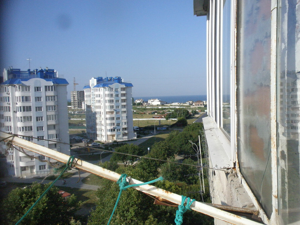 Справа с балкона видно море