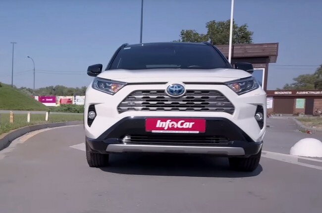 Toyota RAV4 Hybrid вид спереди
